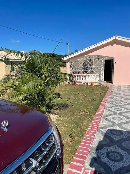 Cheerful Two-Bedroom 1Bath, Wifi, Air Conditioning. Бухта Монтего Дом отдыха
